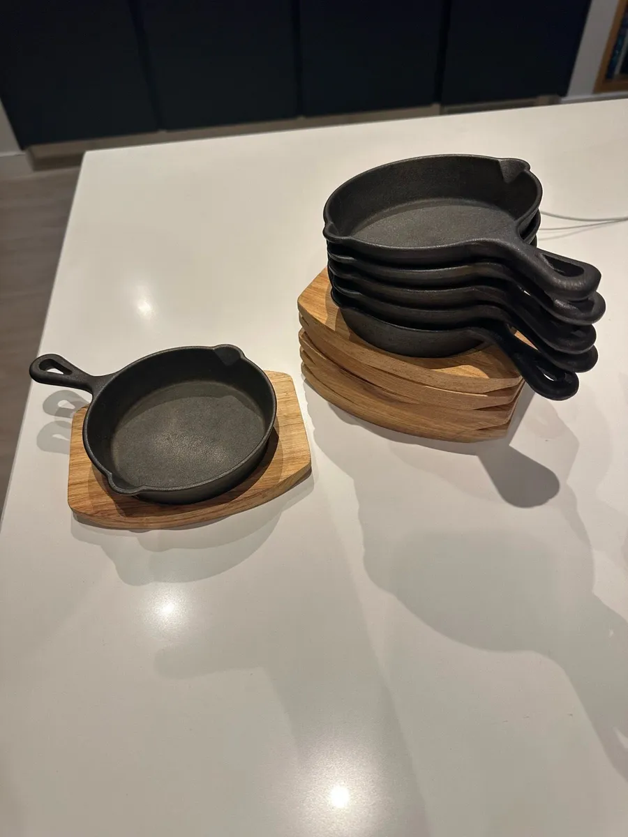 Mini cast iron frying pans, as good as new - Image 1