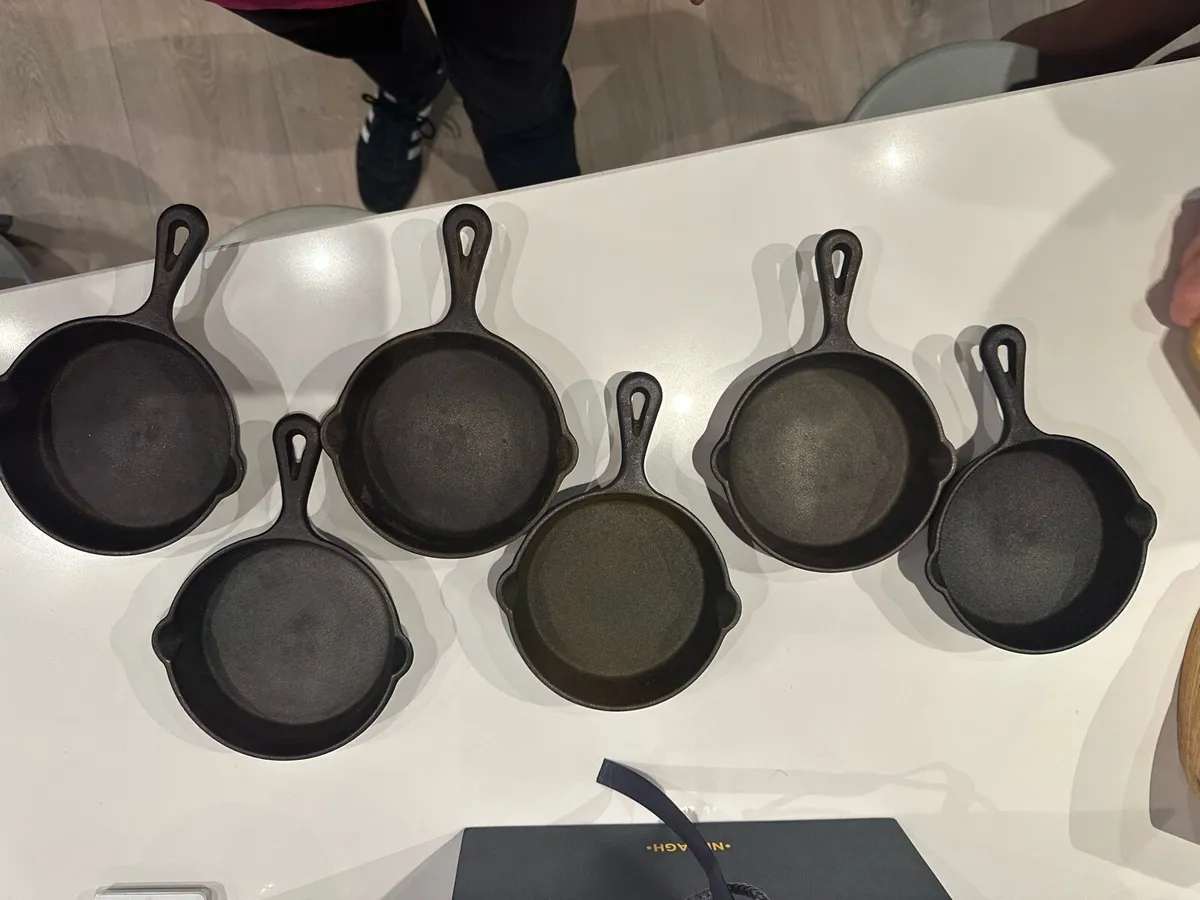 Mini cast iron frying pans, as good as new - Image 2
