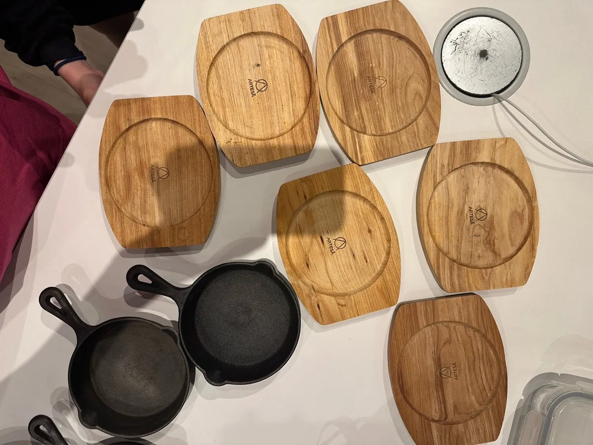 Mini cast iron frying pans, as good as new - Image 3