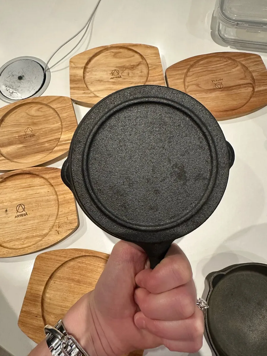 Mini cast iron frying pans, as good as new - Image 4