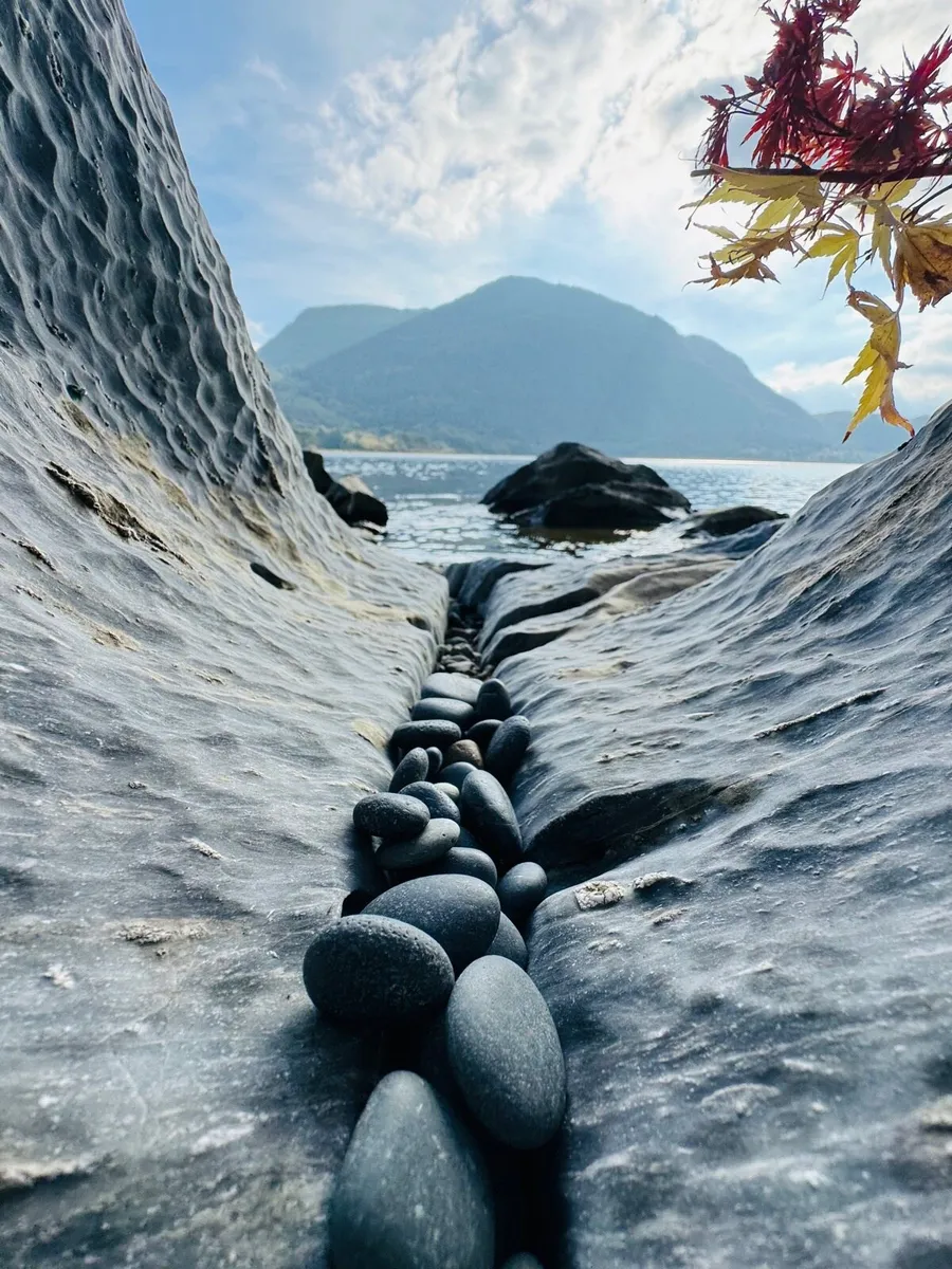 Icy blue stone, cobbles, pebbles, chippings - Image 2