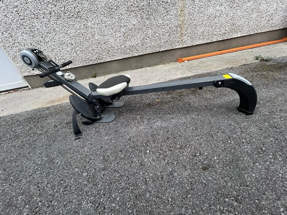 Rowing machine - Image 1