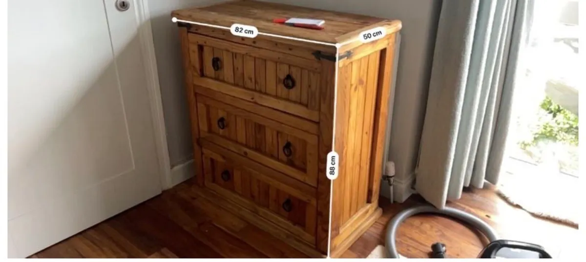 Mexican pine chest of drawers - Image 1