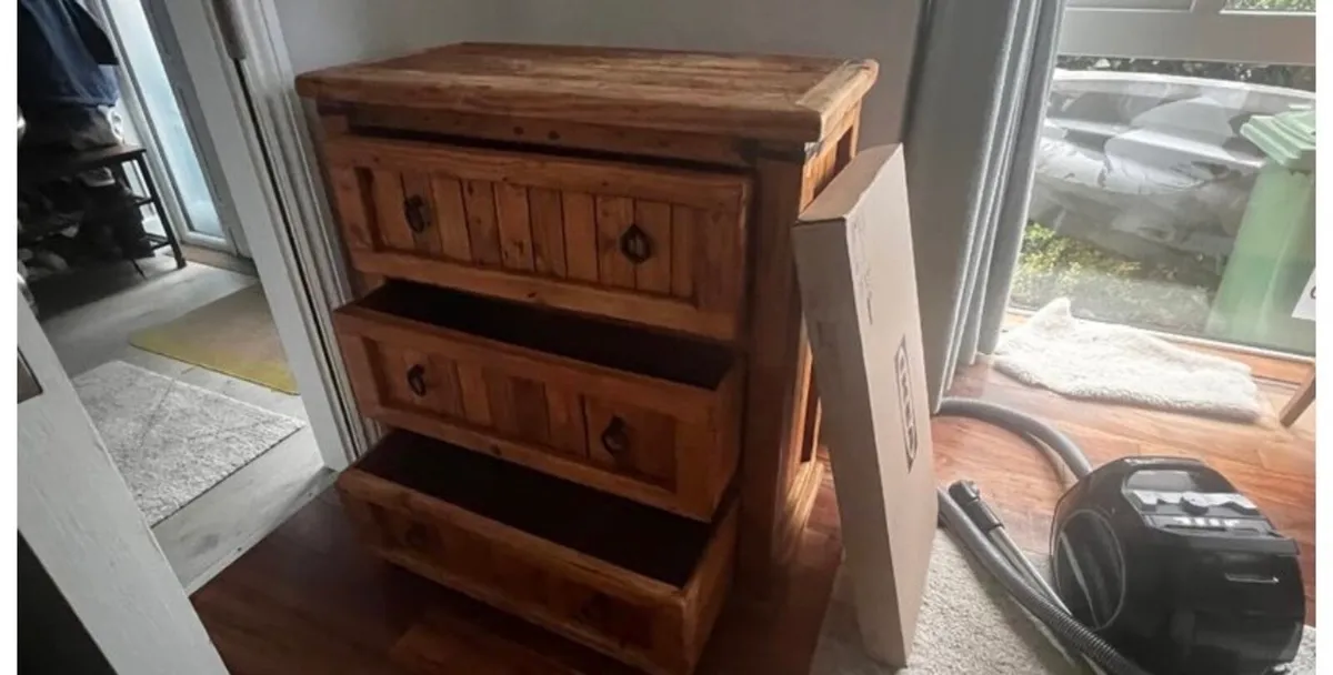 Mexican pine chest of drawers - Image 2