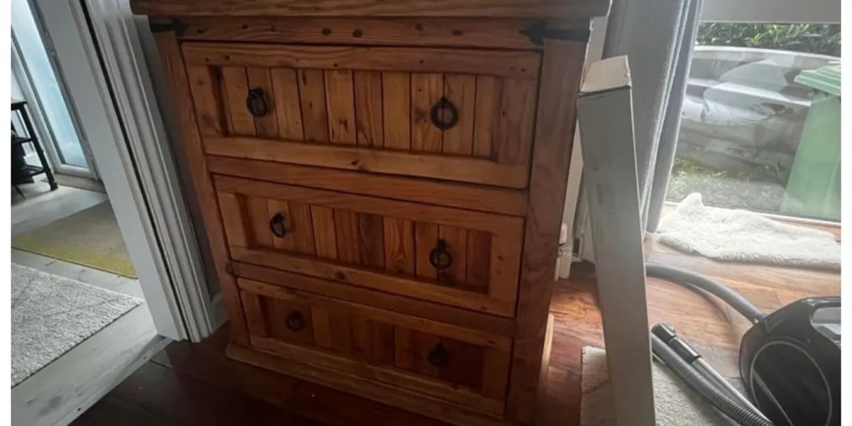 Mexican pine chest of drawers - Image 3