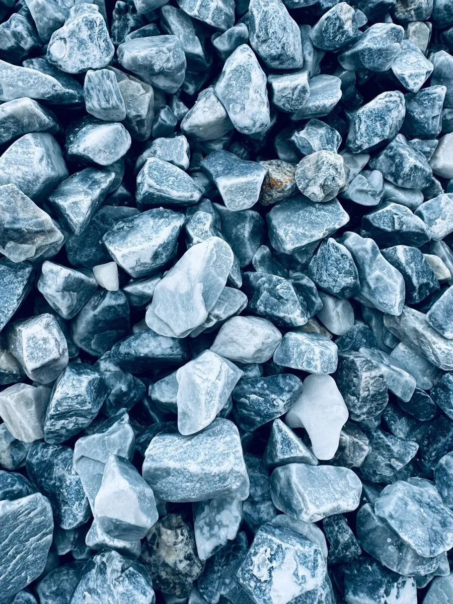 Icy blue stones, cobbles, pebbles, chippings - Image 1
