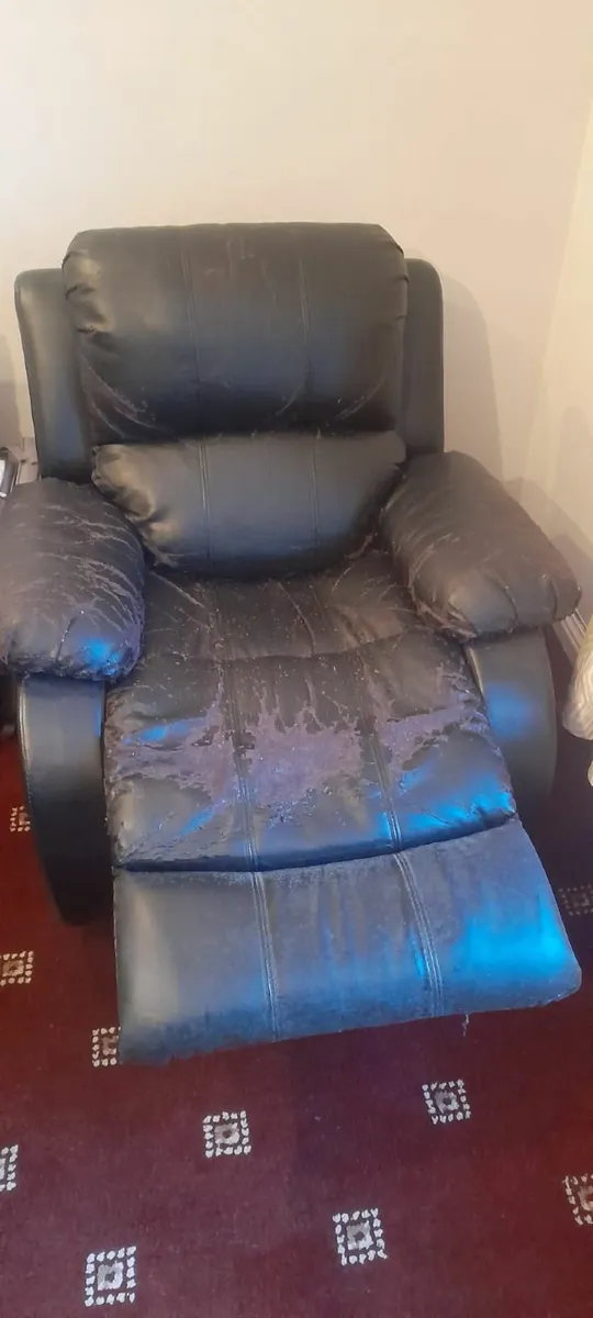2 Recliner Armchairs - Image 1