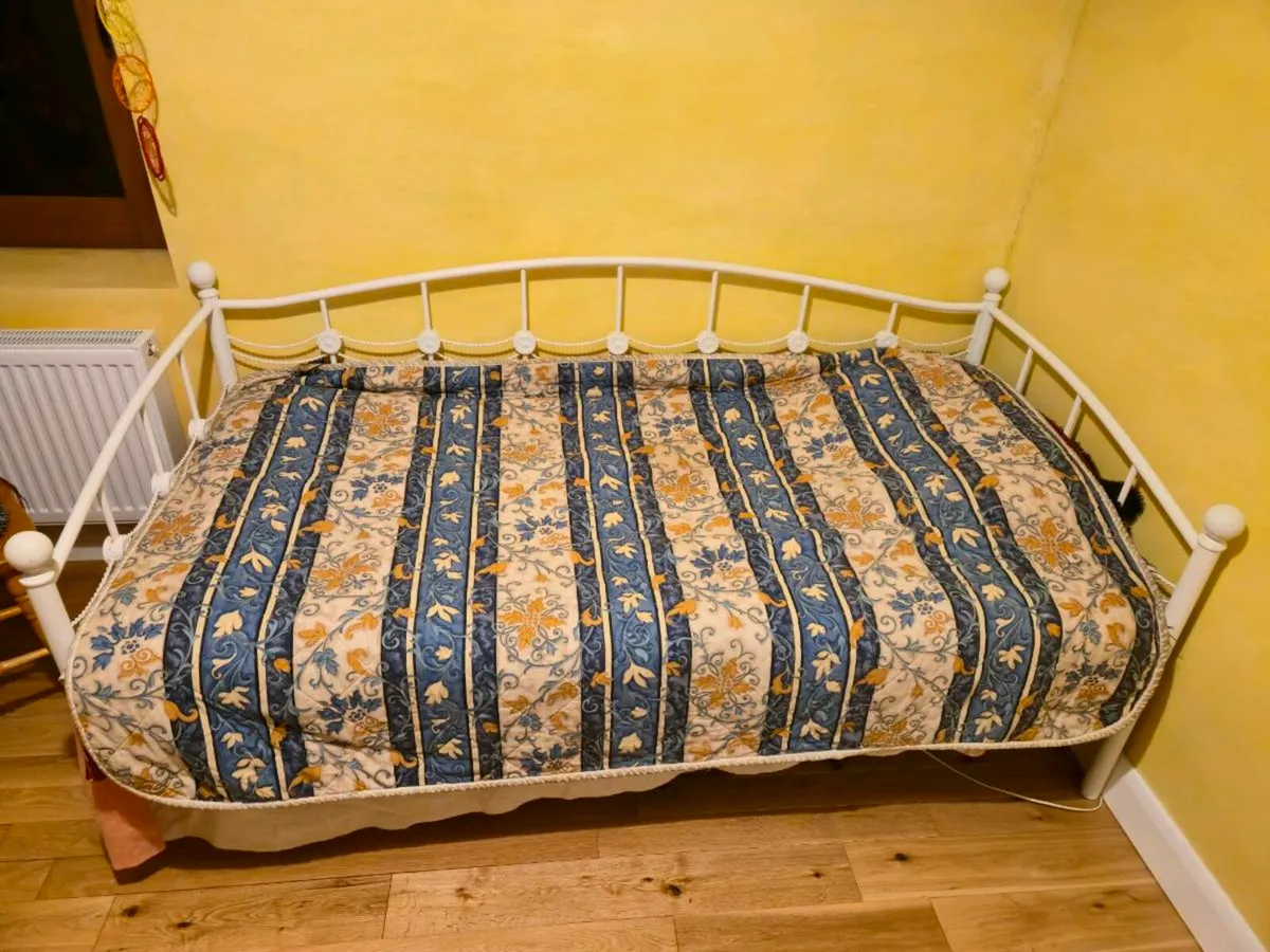 Metal bed - Image 1