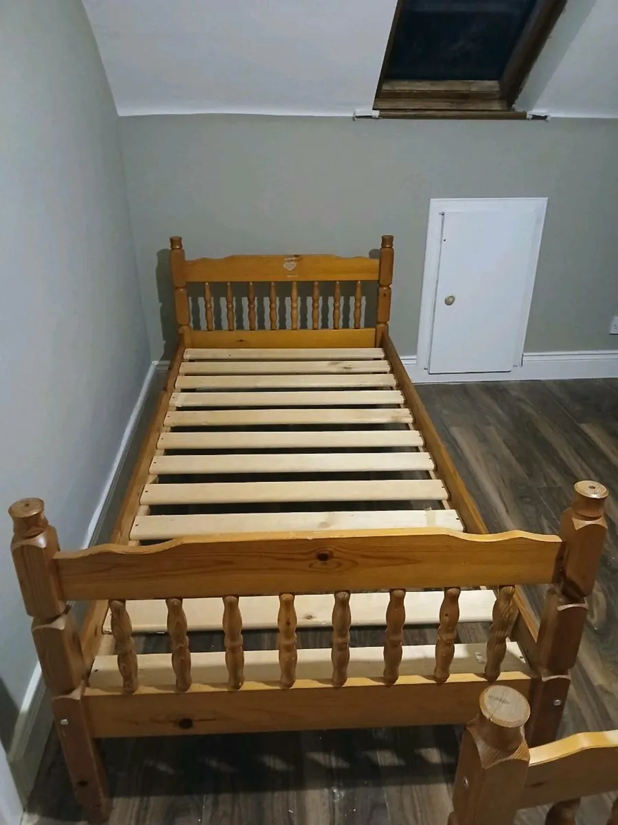 Single bed with mattress - Image 1