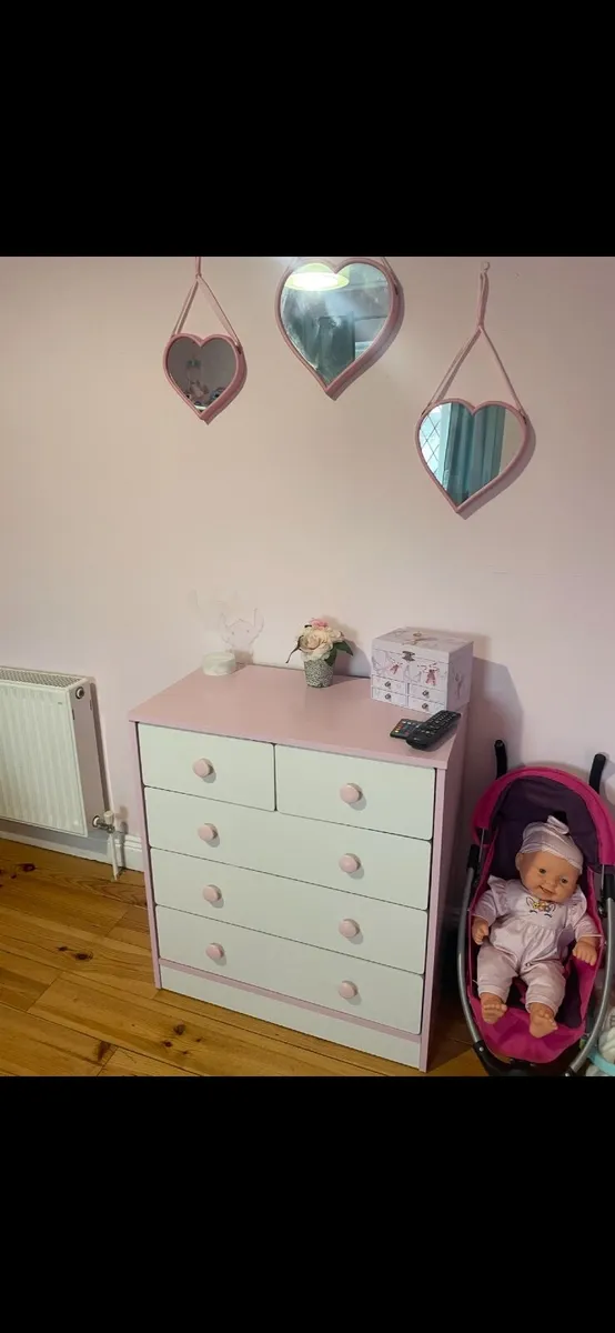 Girls bedroom furniture - Image 1