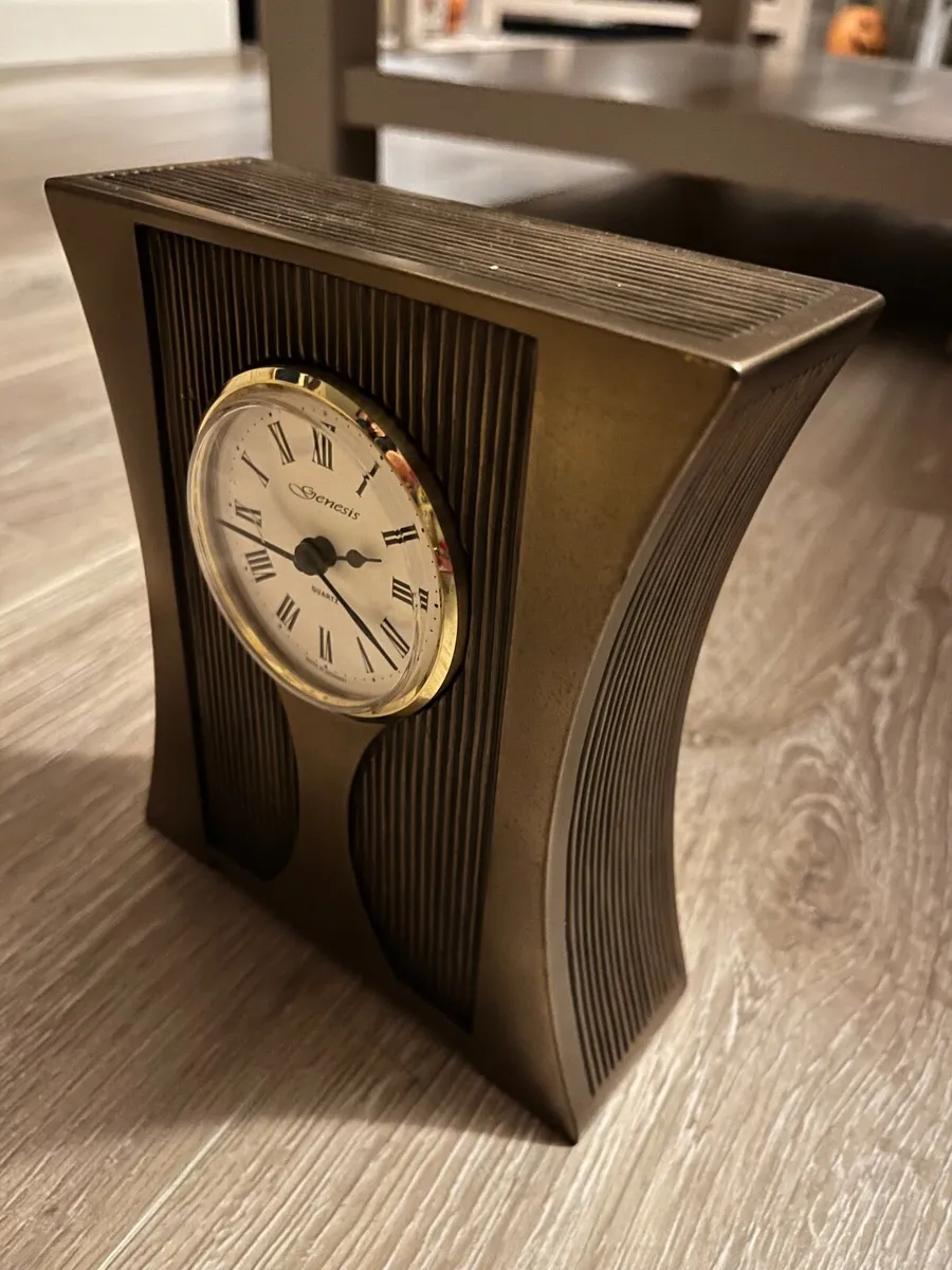 Retro Quartz Clock - Image 1