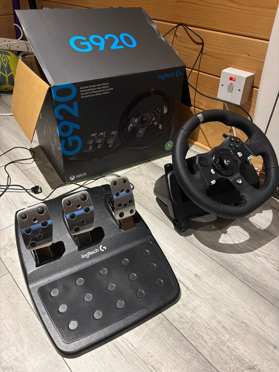 G920 steering wheel and pedals Xbox - Image 1