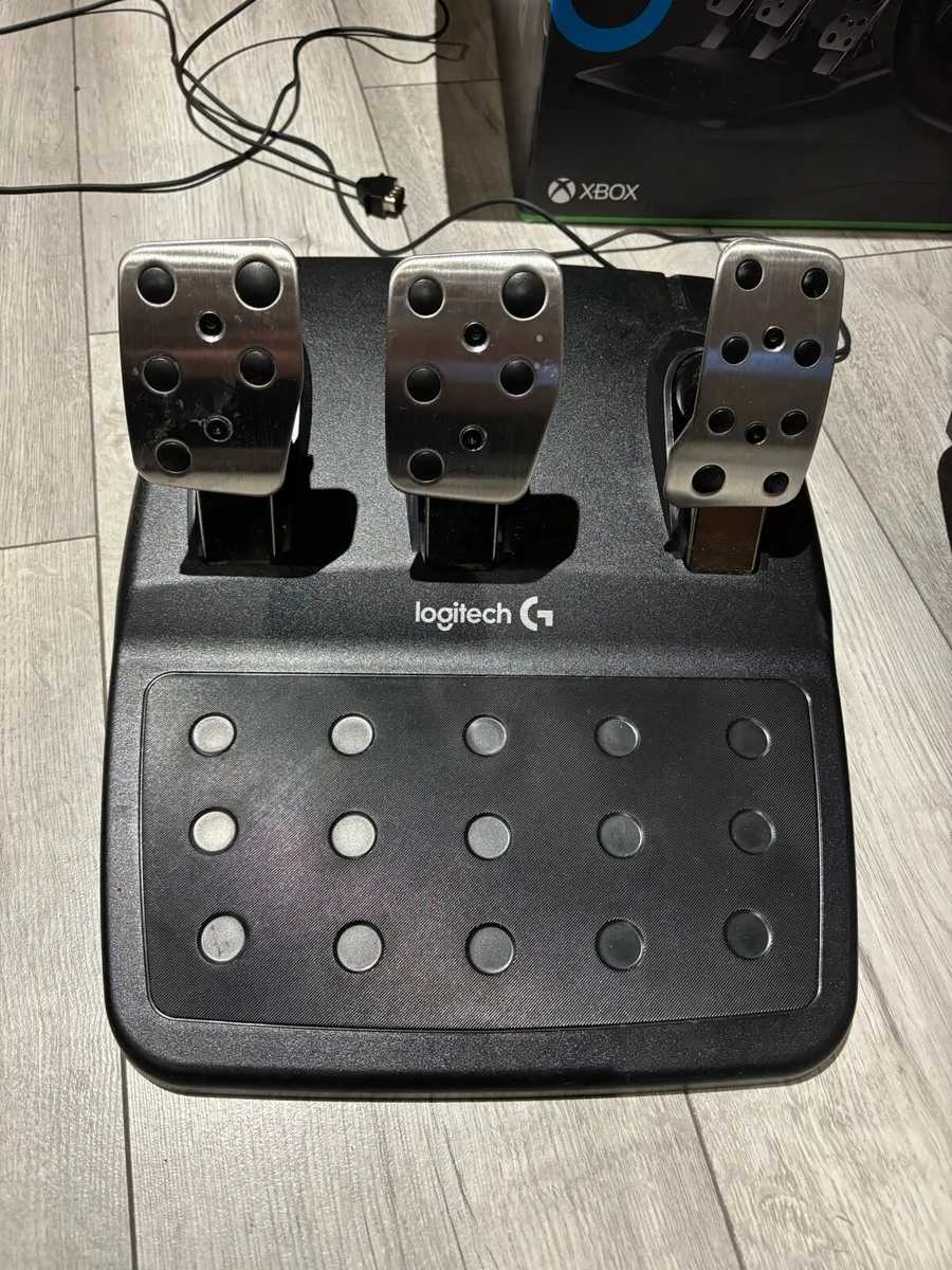 G920 steering wheel and pedals Xbox - Image 3