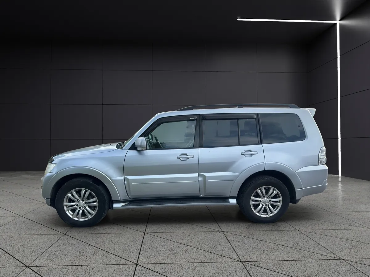 2015 Mitsubishi Pajero 5 seater crew cab - Image 2