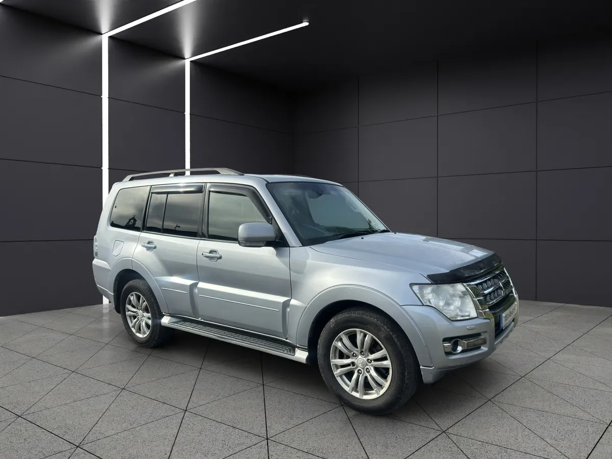 2015 Mitsubishi Pajero 5 seater crew cab - Image 1