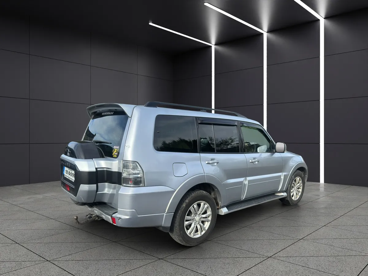 2015 Mitsubishi Pajero 5 seater crew cab - Image 3
