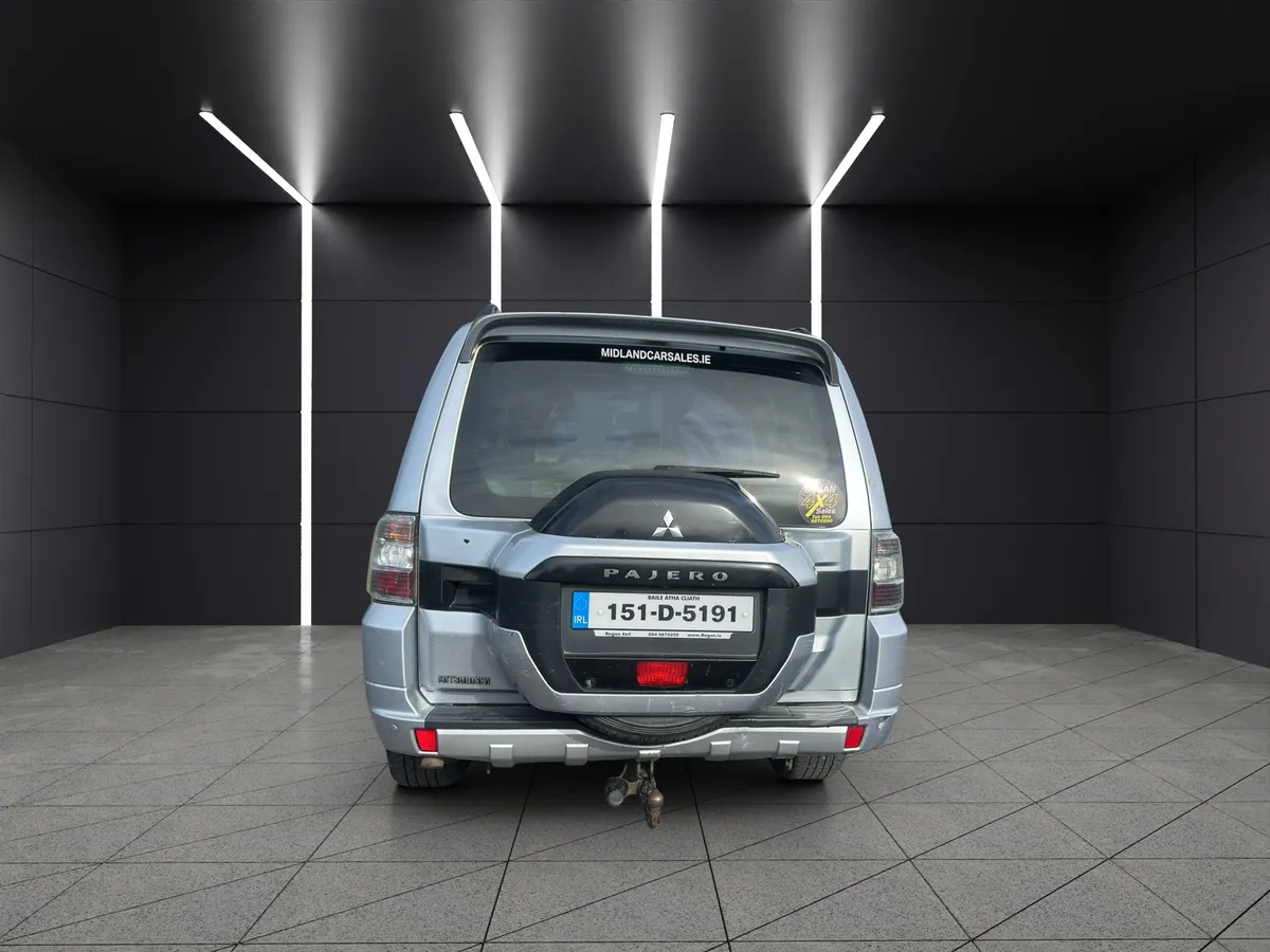 2015 Mitsubishi Pajero 5 seater crew cab - Image 4