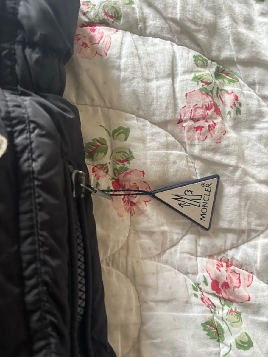 Moncler Black Ski suit Age 6, new with tags. - Image 3