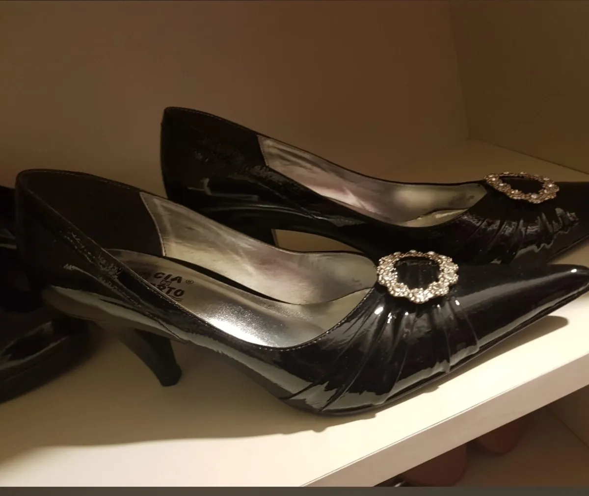 Women shoes like new size 6 - Image 1