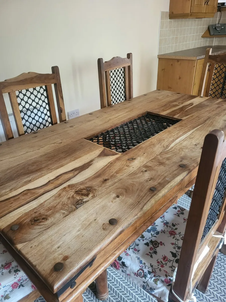 Table and chairs - Image 2