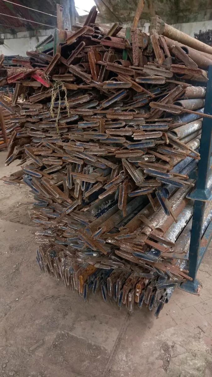 Graded 8ft,9ft,5fys,jacks +other scaffolding - Image 1