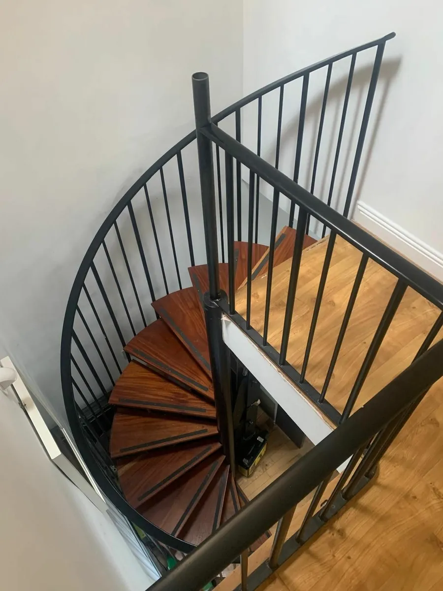 Lovely, in good condition, spiral staircase. - Image 1