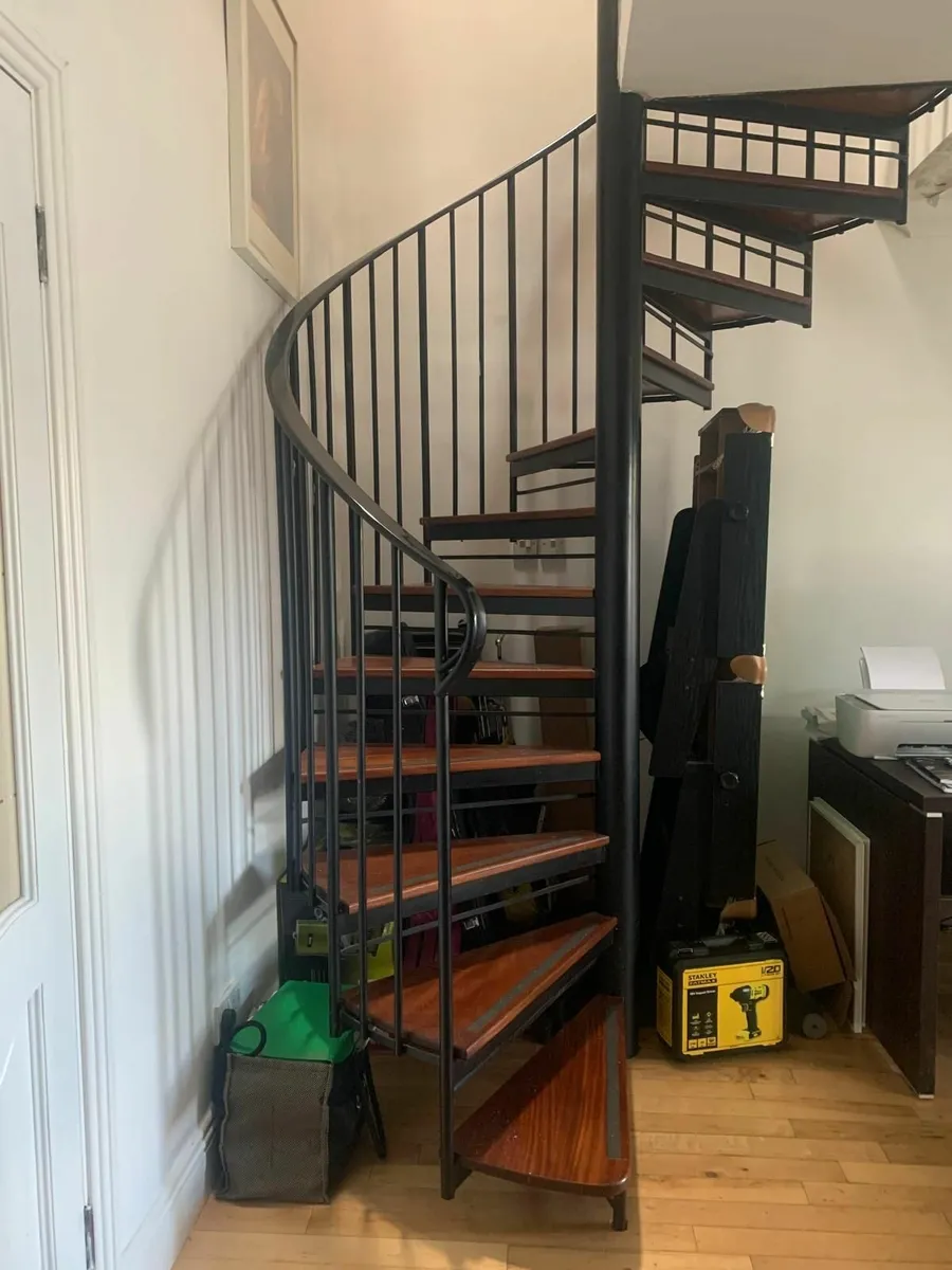 Lovely, in good condition, spiral staircase. - Image 2
