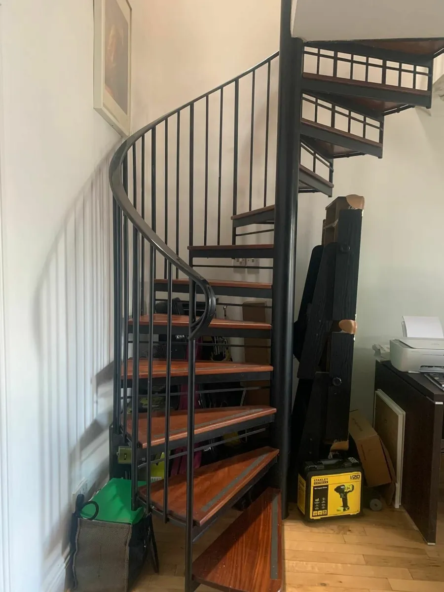 Lovely, in good condition, spiral staircase. - Image 3