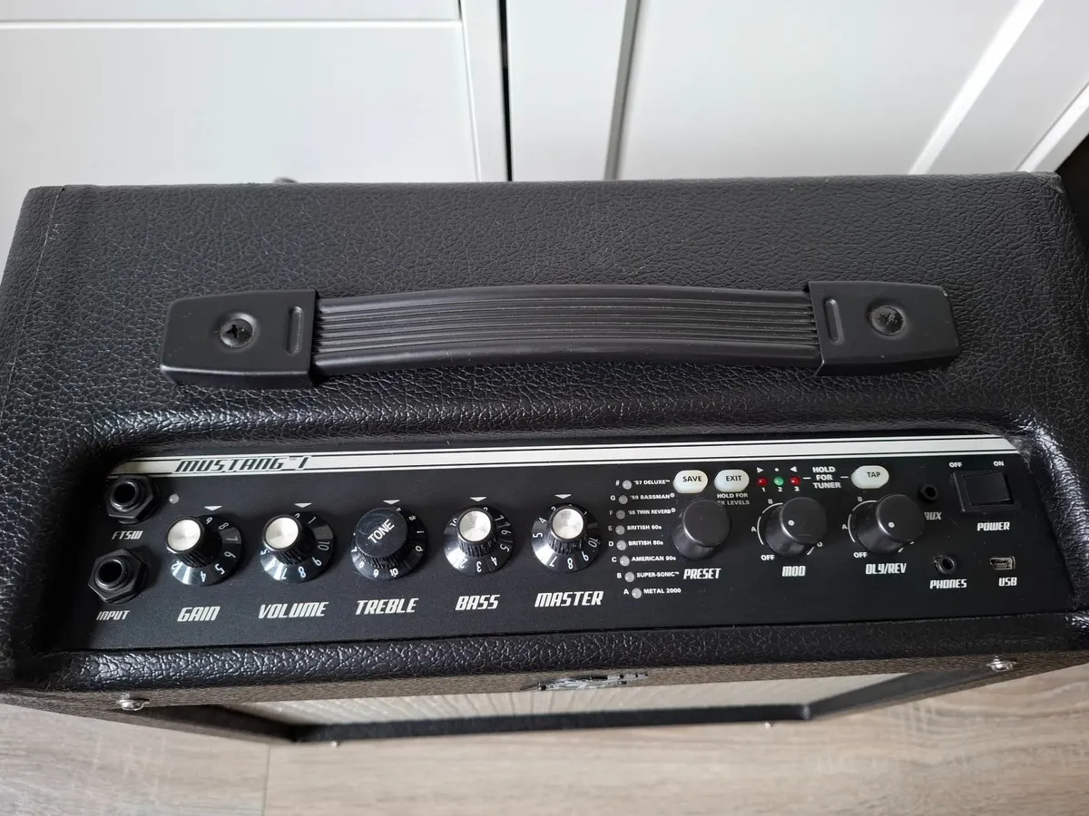 Fender guitar amp - Image 4