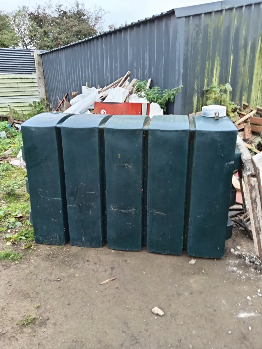 Oil tank - Image 1