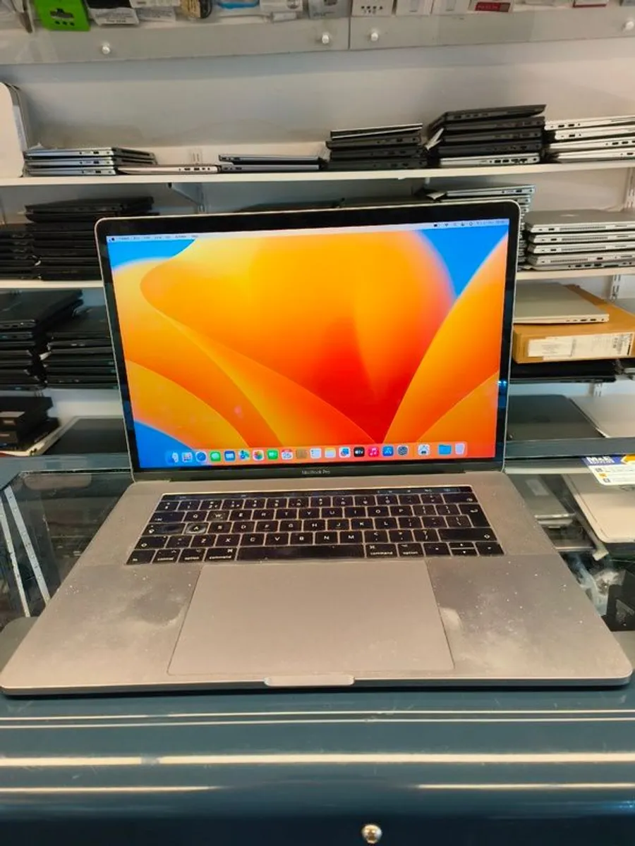 Apple MacBook Pro 15" 2017 A1707 Intel Core i7 16GB RAM 500GB SSD Radeon Pro (Battey Cycle:229) - Image 4