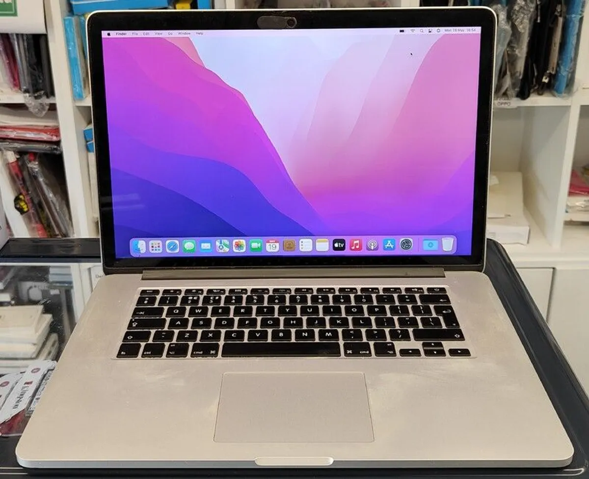 Apple MacBook Pro A1398 Retina 15.4" Mid 2015 256GB SSD 16GB Ram 2.80 GHz Core i7 macOS Monterey (Battery Cycle: 818) - Image 2