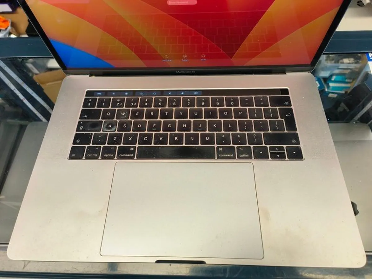 Apple MacBook Pro 15" 2017 A1707 Intel Core i7 16GB RAM 500GB SSD Radeon Pro (Battey Cycle:229) - Image 3