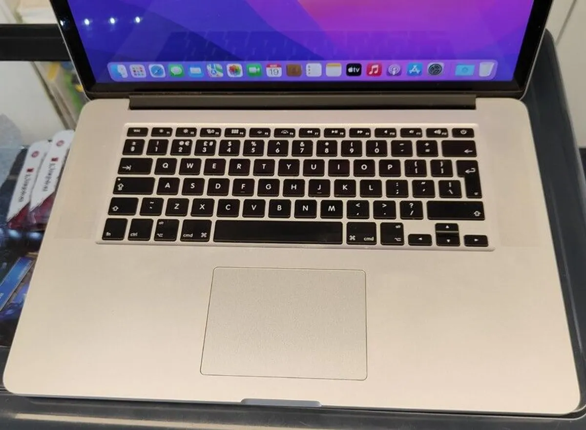 Apple MacBook Pro A1398 Retina 15.4" Mid 2015 256GB SSD 16GB Ram 2.80 GHz Core i7 macOS Monterey (Battery Cycle: 818) - Image 3