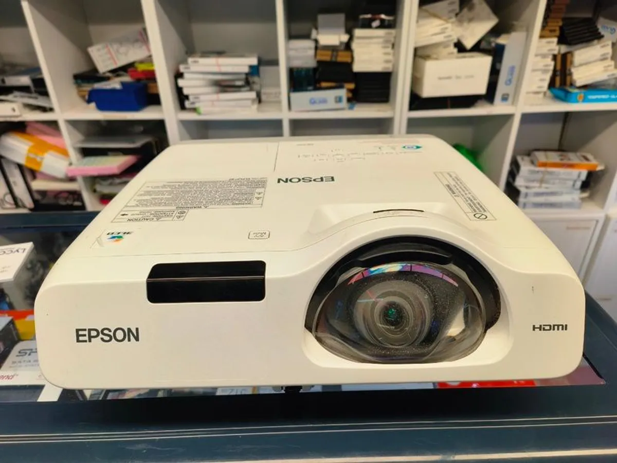 Epson EB-530 Projector Projector XGA 3LCD 3200 Lumens HDMI (Lamp Hours: 2635 Normal/ 966 Eco) - Image 1