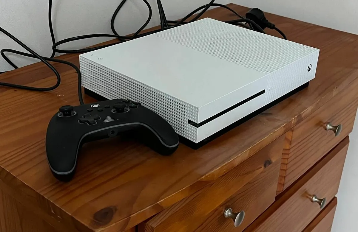Xbox One Console with Controller, HDMI & Power Cab - Image 2