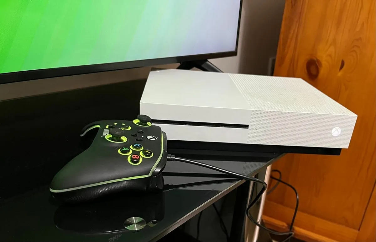 Xbox One Console with Controller, HDMI & Power Cab - Image 1