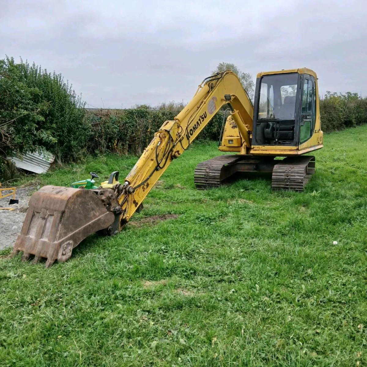 7 ton track digger with 16ft lowloader - Image 1