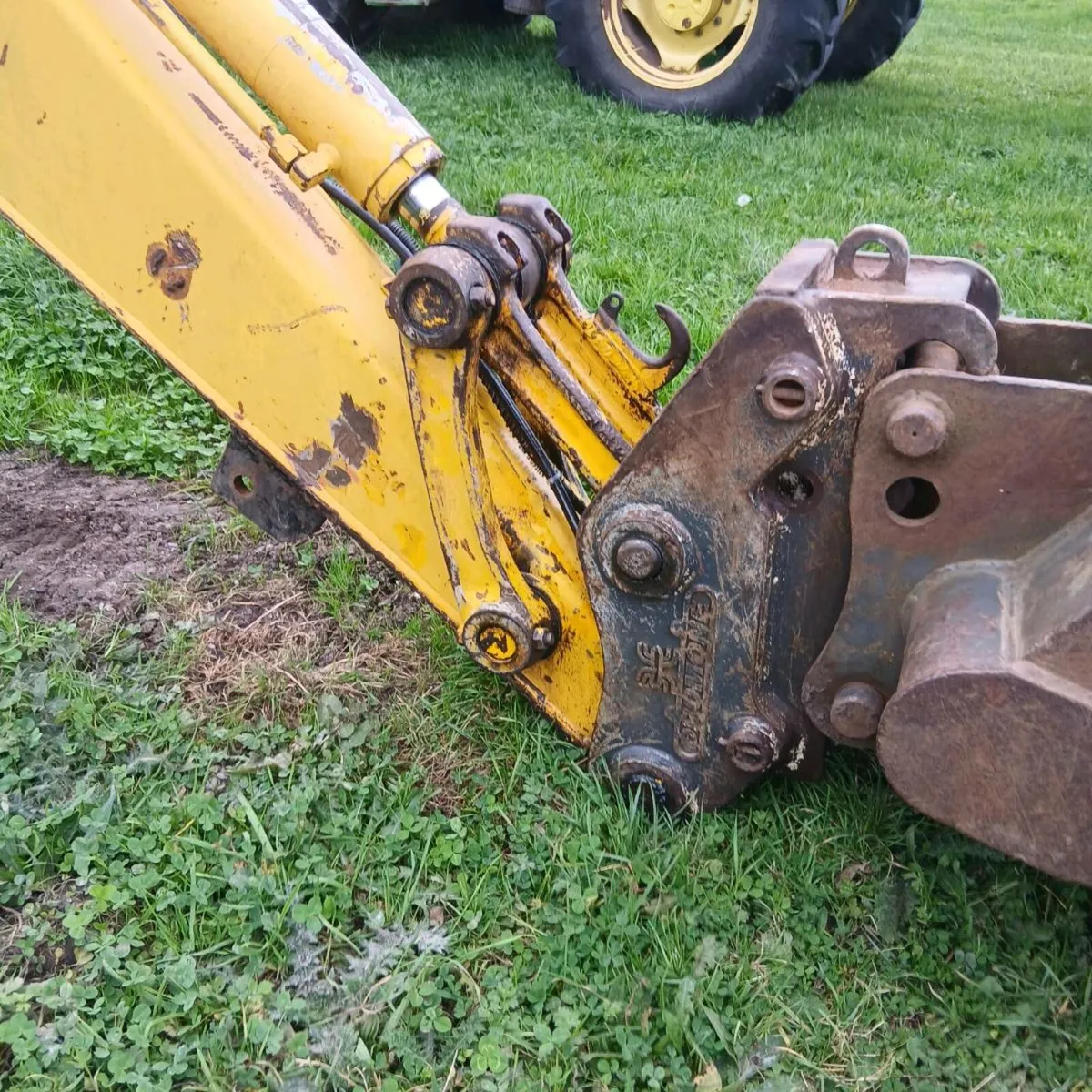 7 ton track digger with 16ft lowloader - Image 4