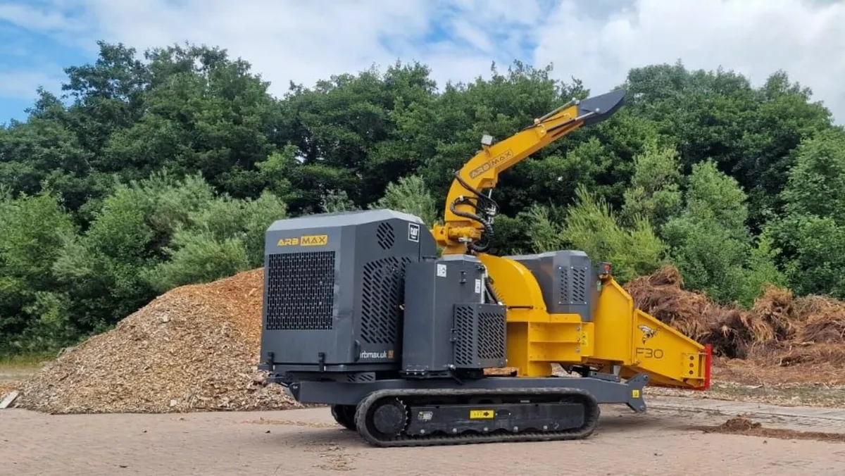 ARBMAX F30T 12-Inch 134hp Tracked Wood Chipper - Image 1