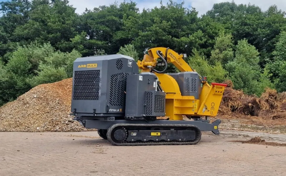 ARBMAX F30T 12-Inch 134hp Tracked Wood Chipper - Image 2