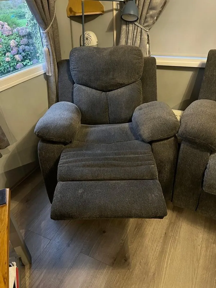 2 seater sofa and 2 armchairs - Image 2