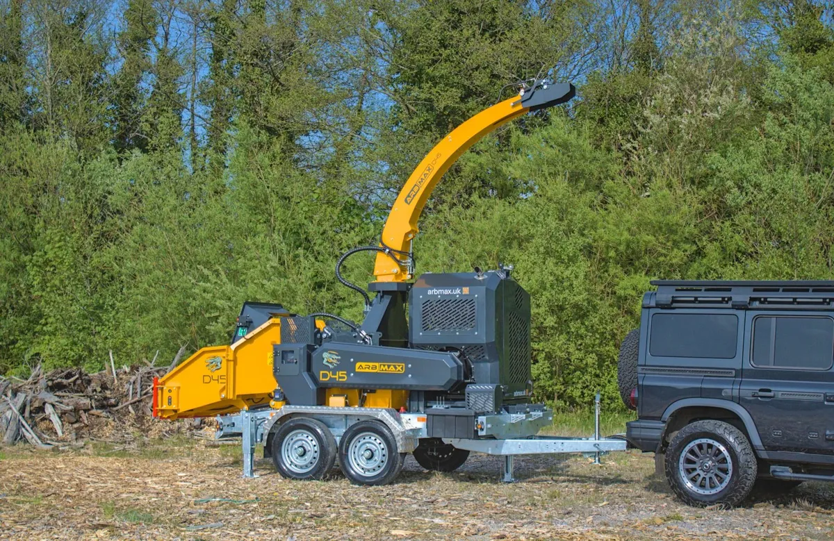 ARBMAX D45 18-Inch 134hp Wood Chipper - Image 1