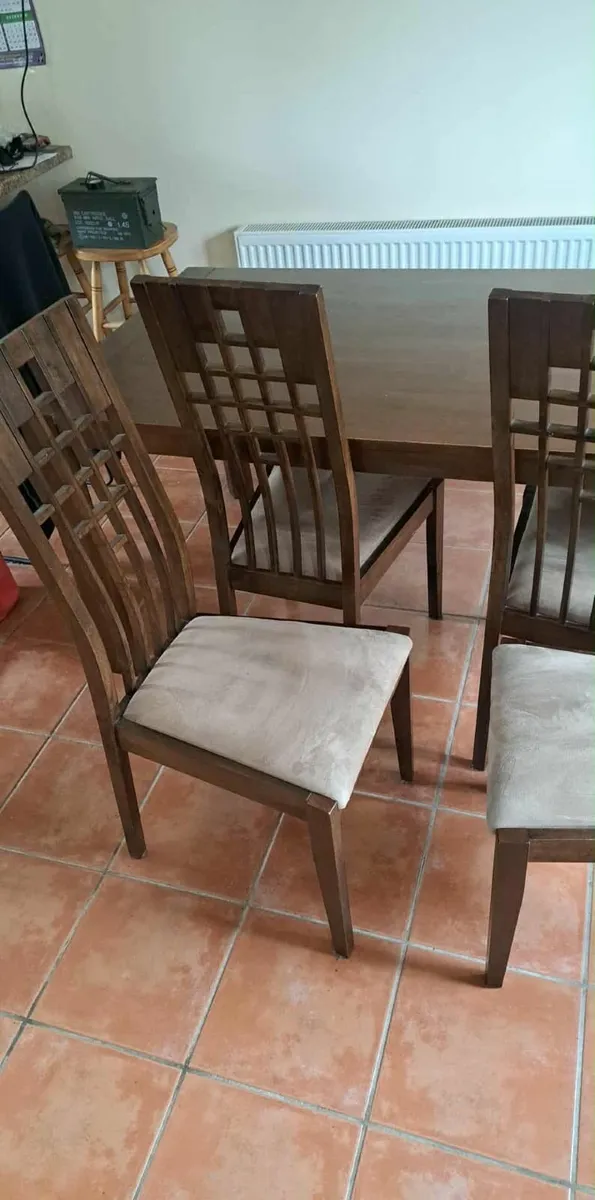 Table and 6 chairs. - Image 1