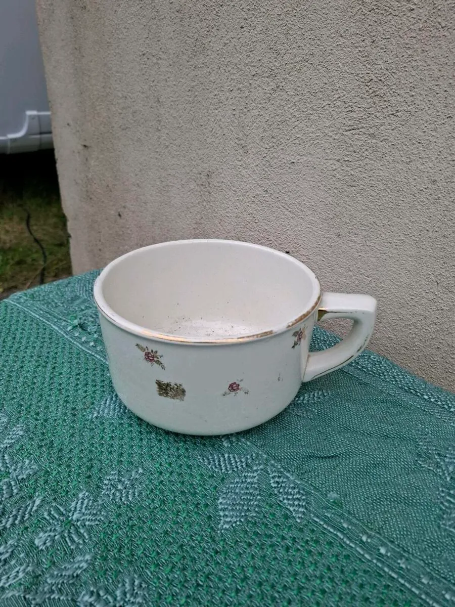 Ceramic chamber pot postage possible