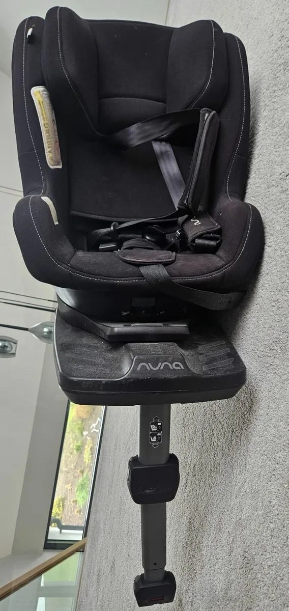 Nuna Car seat and 360° base - Image 1