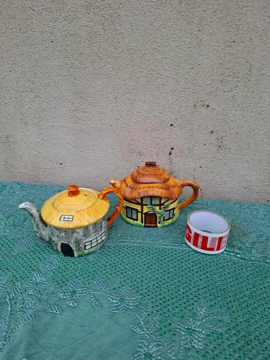 Lot of 2 novelty house tea pots postage possible - Image 1