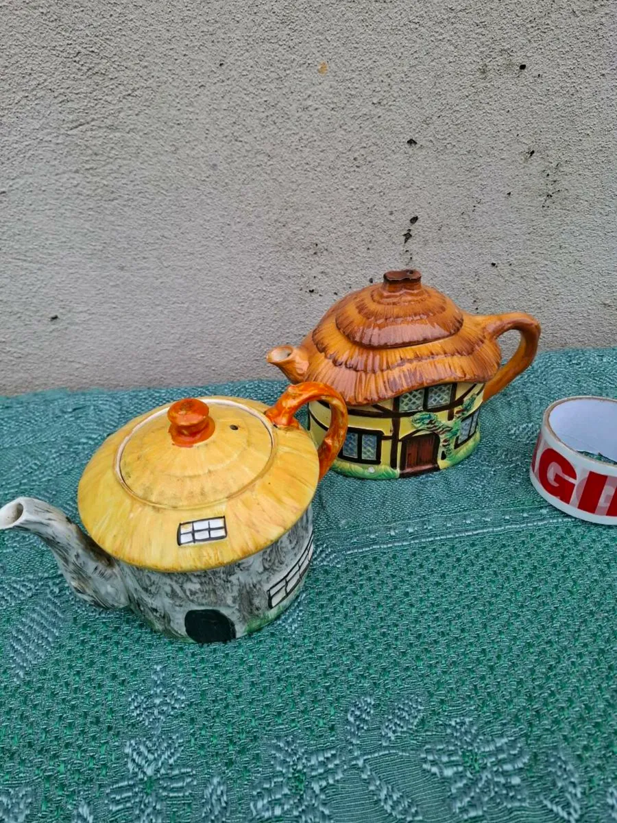 Lot of 2 novelty house tea pots postage possible - Image 2