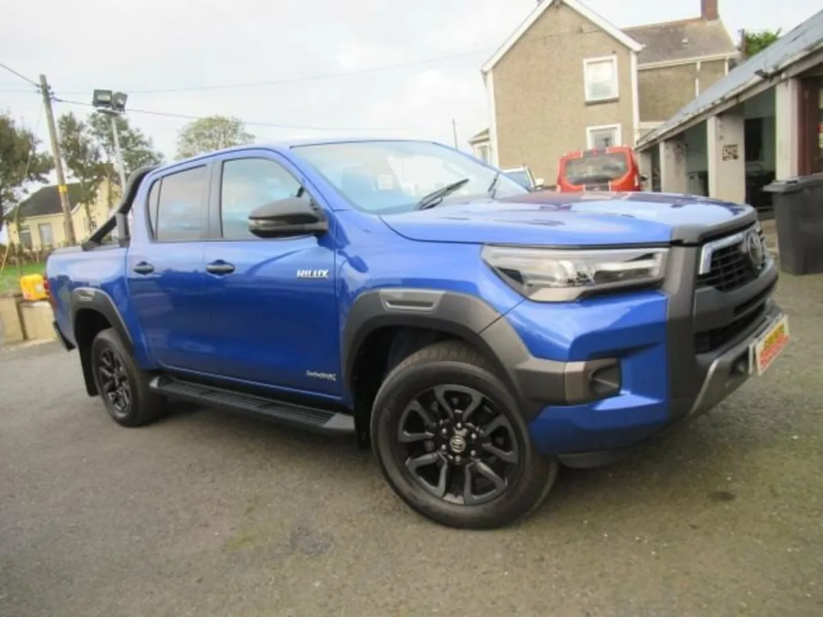 2.8 D-4D Invincible X Pickup Double Cab 4dr Diesel - Image 1