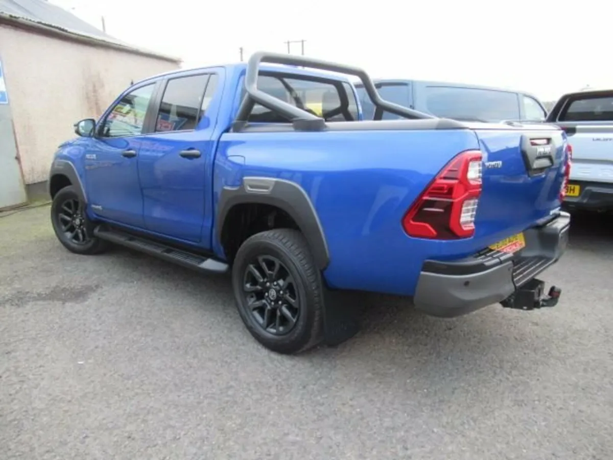 2.8 D-4D Invincible X Pickup Double Cab 4dr Diesel - Image 2